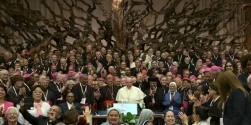 Iglesia católica deja “abierta” ordenación de las mujeres
