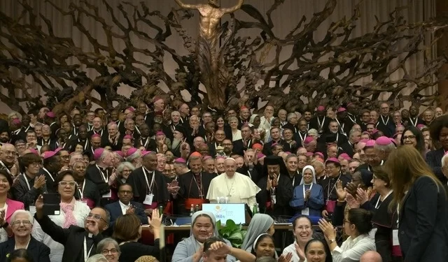 Iglesia católica deja “abierta” ordenación de las mujeres