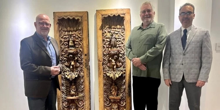 Recuperan en Atlanta 2 puertas estilo barroco y pintura de Rafael Coronel