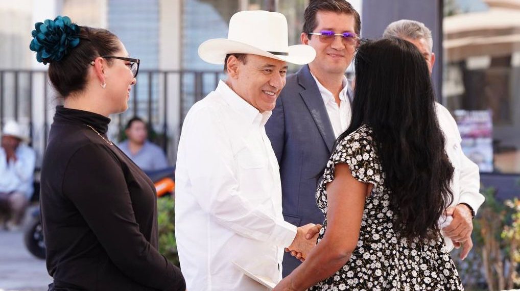 Cumple Gobernador Durazo a población del mayo con acciones de vivienda, vialidades y becas