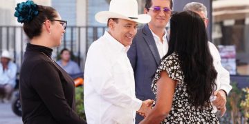 Cumple Gobernador Durazo a población del mayo con acciones de vivienda, vialidades y becas
