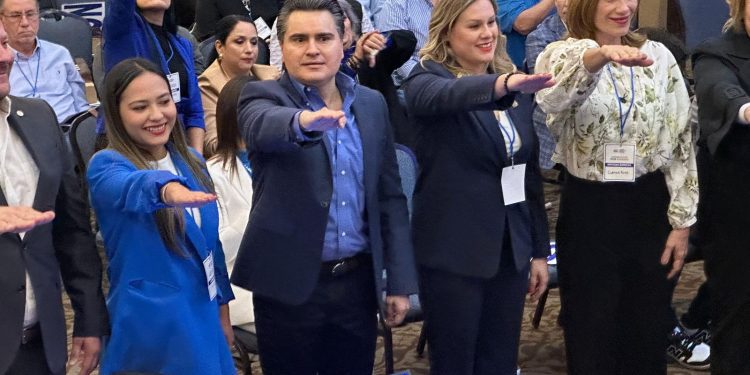Panistas renuevan dirigencia en Sonora; reeligen a Gildardo Real