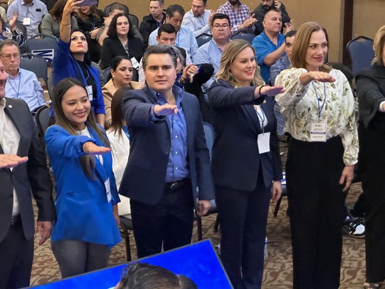 Panistas renuevan dirigencia en Sonora; reeligen a Gildardo Real