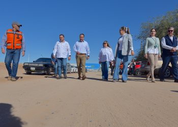 Evalúa Toño Astiazarán innovador tratamiento para disminuir el polvo al Norponiente de la ciudad