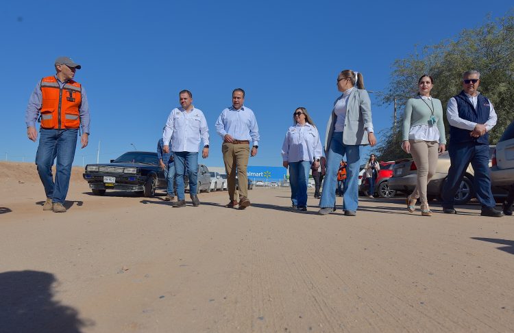 Evalúa Toño Astiazarán innovador tratamiento para disminuir el polvo al Norponiente de la ciudad