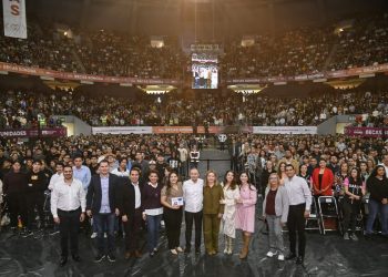 Disminuye Gobernador Durazo deserción escolar en Sonora con entrega de becas a estudiantes