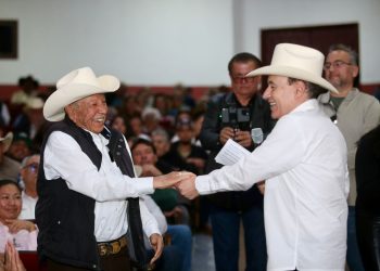 Gobernador Durazo resuelve la espera de décadas para más de 500 familias con la entrega de escrituras