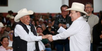 Gobernador Durazo resuelve la espera de décadas para más de 500 familias con la entrega de escrituras