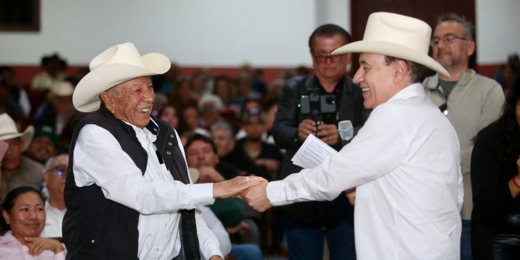 Gobernador Durazo resuelve la espera de décadas para más de 500 familias con la entrega de escrituras