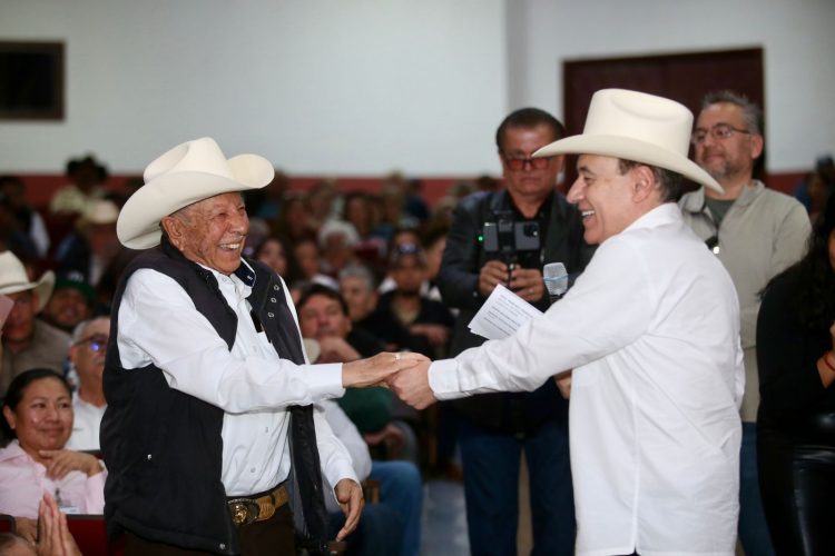 Gobernador Durazo resuelve la espera de décadas para más de 500 familias con la entrega de escrituras