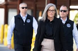 Gobernadora de Arizona colaborará con Trump en seguridad fronteriza si no afecta a familias