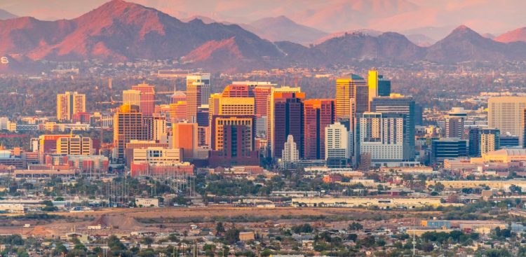 Phoenix planea enfriar la ciudad plantando 27,000 árboles