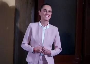 Ken Salazar incurre en “disparidades” declarativas, asegura Claudia Sheinbaum