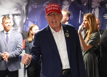 “Si las elecciones son limpias” reconoceré mi derrota, dice Trump al realizar su voto