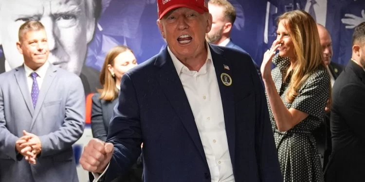 “Si las elecciones son limpias” reconoceré mi derrota, dice Trump al realizar su voto