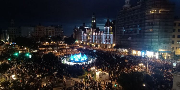 Marchan miles en Valencia para exigir dimisión de Carlos Mazón