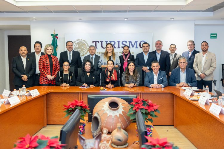 Recibe Antonio Astiazarán Distintivo a la Excelencia Municipal por programas de energía solar