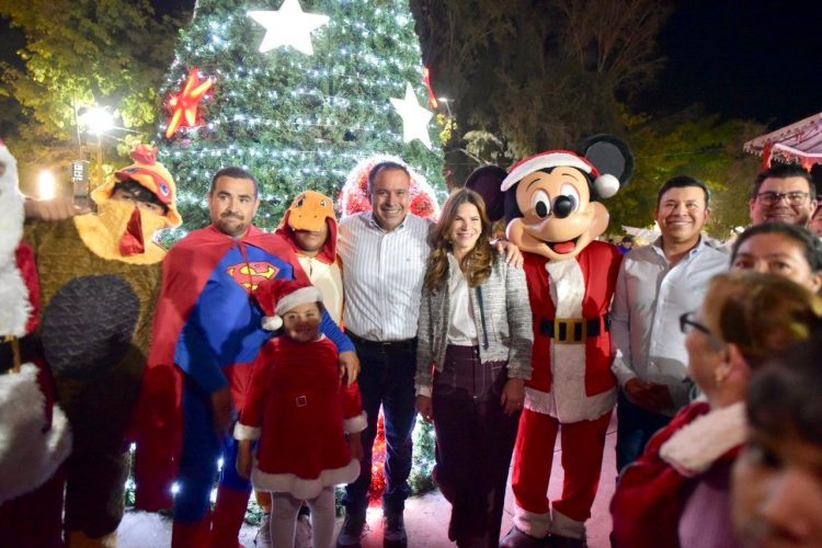 Encienden Toño Astiazarán y Patty Ruibal gran árbol navideño en Poblado Miguel Alemán