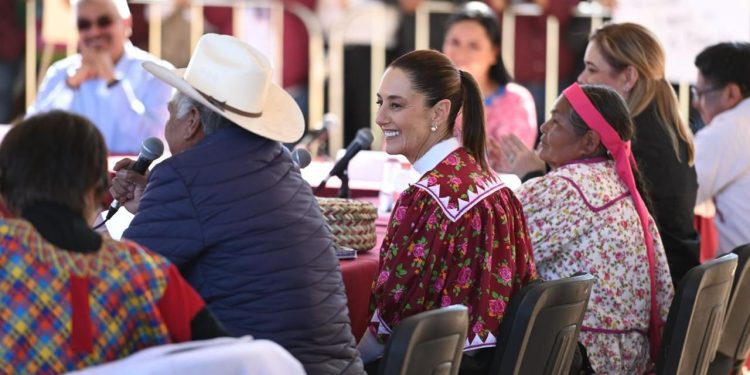 Claudia Sheinbaum reconoce y restituye tierras a comunidades rarámuris de la sierra Tarahumara en Chihuahua