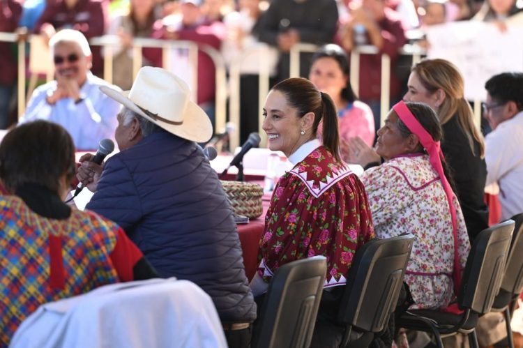 Claudia Sheinbaum reconoce y restituye tierras a comunidades rarámuris de la sierra Tarahumara en Chihuahua