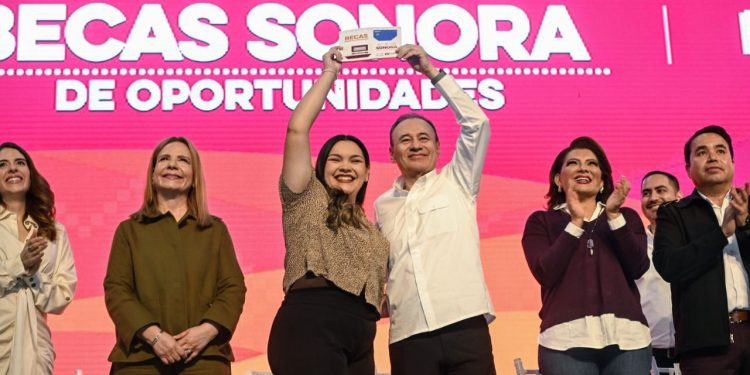 Gobernador Durazo beneficia a más de 150 mil estudiantes con Becas Sonora durante 2024