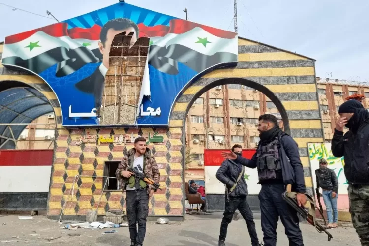 Ofensiva relámpago derroca a líder sirio; crece tensión regional