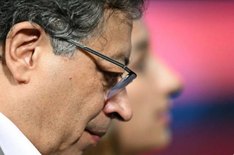 Trump impondrá aranceles del 25% a Colombia por negativa de Petro a recibir aviones militares con deportados colombianos