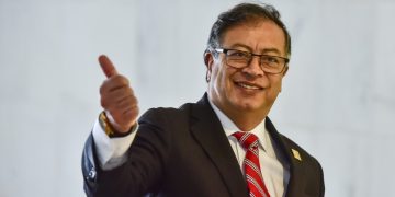 Respuesta a Trump de Gustavo Petro por que impordra aranceles del 25% a Colombia por negativa de Petro a recibir aviones militares con deportados colombianos