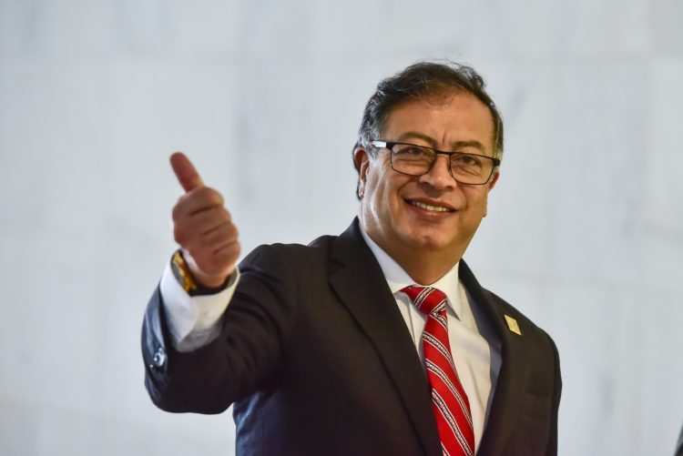 Respuesta a Trump de Gustavo Petro por que impordra aranceles del 25% a Colombia por negativa de Petro a recibir aviones militares con deportados colombianos