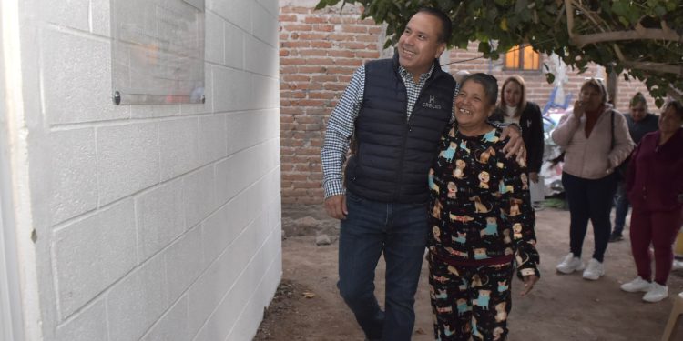 Apoya Toño Astiazarán a familias de la Adolfo López Mateos con cuarto en vivienda y tinacos