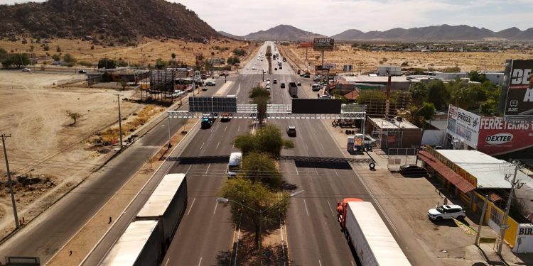 Mantiene innovación Toño Astiazarán, están listos arcos de seguridad vial con pantallas Led