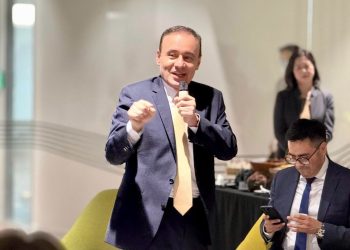 Gobernador Durazo impulsa inversión extranjera para fortalecer industria de electromovilidad