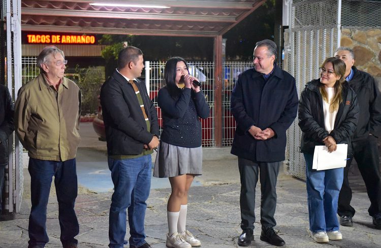 Entrega Toño Astiazarán corredor Camina Segura en Secundaria #1 “Prevo”