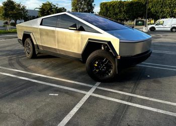 Explotó un auto de Tesla frente a la Torre Trump en Las Vegas: un hombre murió y hay al menos siete heridos