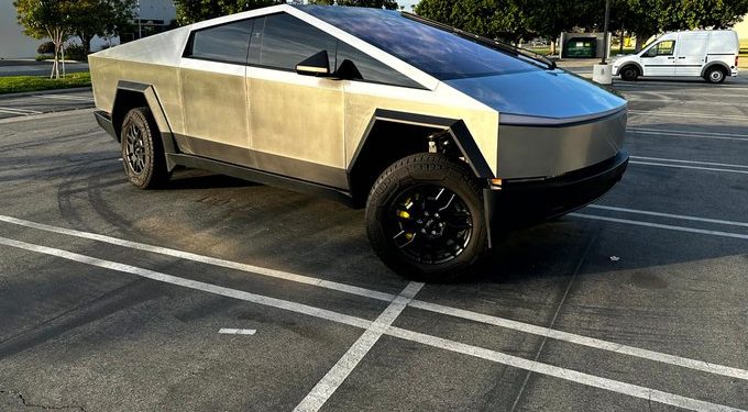 Explotó un auto de Tesla frente a la Torre Trump en Las Vegas: un hombre murió y hay al menos siete heridos