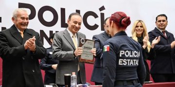 Gobernador Durazo crea Policía Estatal mejor capacitada; reconoce a elementos por 30 años de servicio