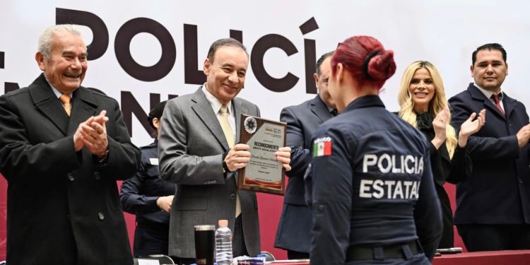 Gobernador Durazo crea Policía Estatal mejor capacitada; reconoce a elementos por 30 años de servicio