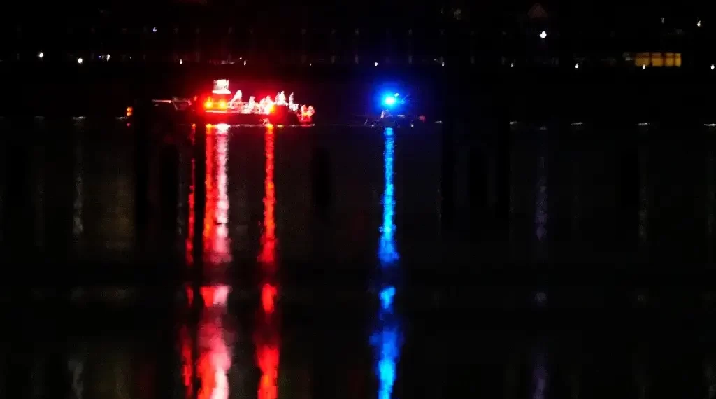 Chocan avión de pasajeros y helicóptero cerca de aeropuerto de Washington