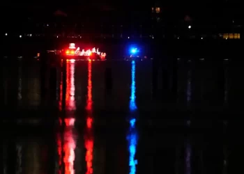 Chocan avión de pasajeros y helicóptero cerca de aeropuerto de Washington