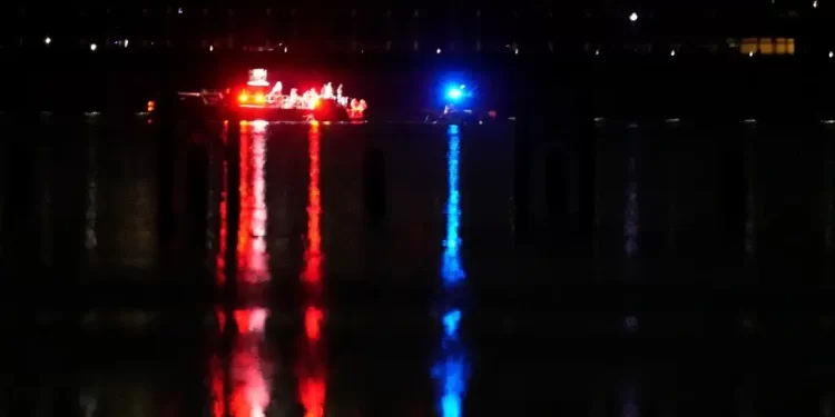 Chocan avión de pasajeros y helicóptero cerca de aeropuerto de Washington