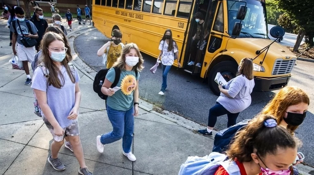 EU detendrá financiamiento de escuelas públicas que apoyan “medidas divisivas”