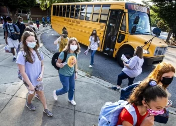 EU detendrá financiamiento de escuelas públicas que apoyan “medidas divisivas”