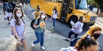 EU detendrá financiamiento de escuelas públicas que apoyan “medidas divisivas”