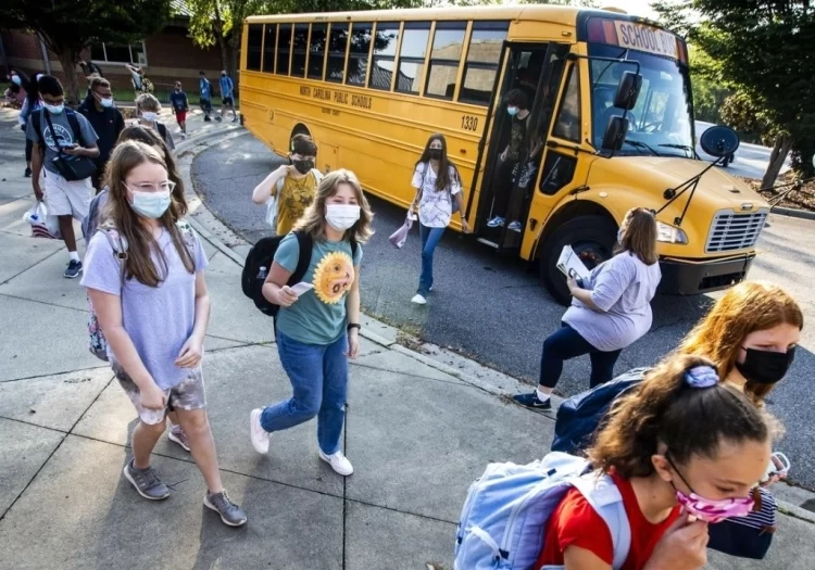 EU detendrá financiamiento de escuelas públicas que apoyan “medidas divisivas”