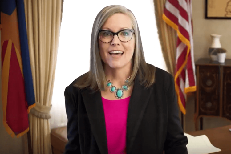 “Poner fin a la ciudadanía por nacimiento es inconstitucional y antiestadounidense”:Katie Hobbs