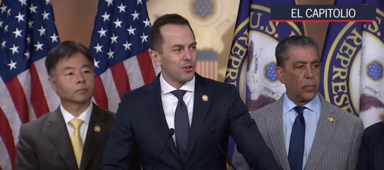 Legisladores hispanos abordan las acciones ejecutivas de Trump sobre inmigración