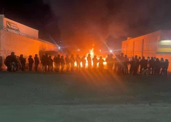 Policías dispersan a 200 migrantes de campamento en Chihuahua