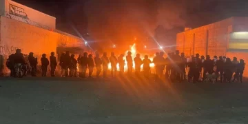 Policías dispersan a 200 migrantes de campamento en Chihuahua