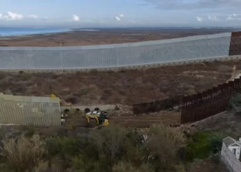Retoman construcción del muro fronterizo en Playas de Tijuana