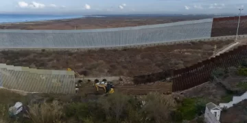 Retoman construcción del muro fronterizo en Playas de Tijuana